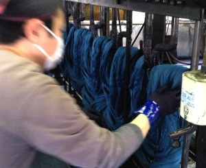 伝統を守る糸染めの武州藍染の工場を見学してきました。【ニッポンセレクト.com現地レポート】